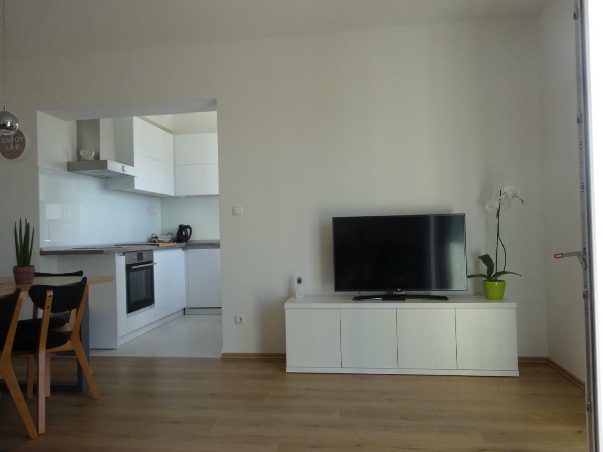 Apartment Duce Оміш Екстер'єр фото