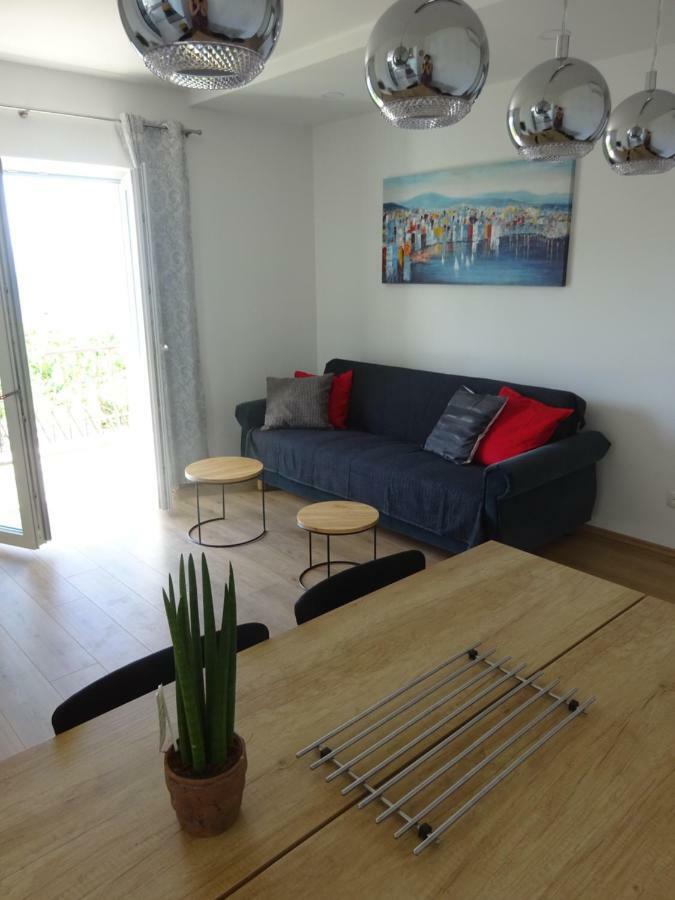 Apartment Duce Оміш Екстер'єр фото