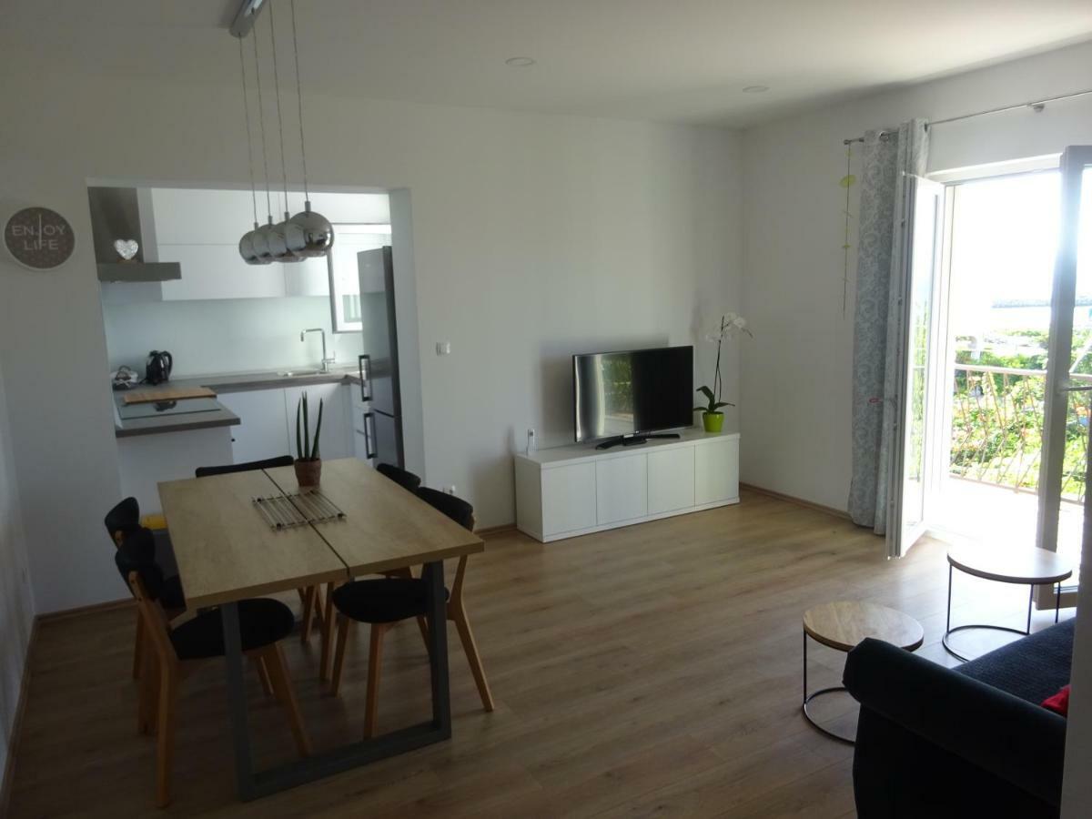 Apartment Duce Оміш Екстер'єр фото