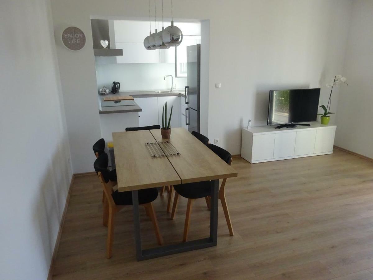 Apartment Duce Оміш Екстер'єр фото