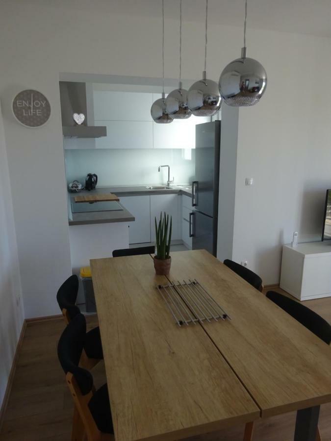Apartment Duce Оміш Екстер'єр фото