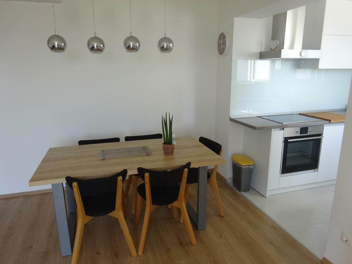 Apartment Duce Оміш Екстер'єр фото