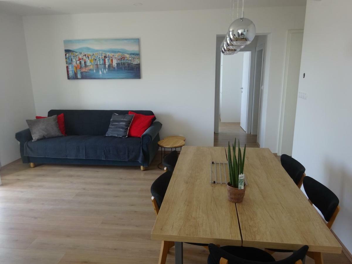 Apartment Duce Оміш Екстер'єр фото